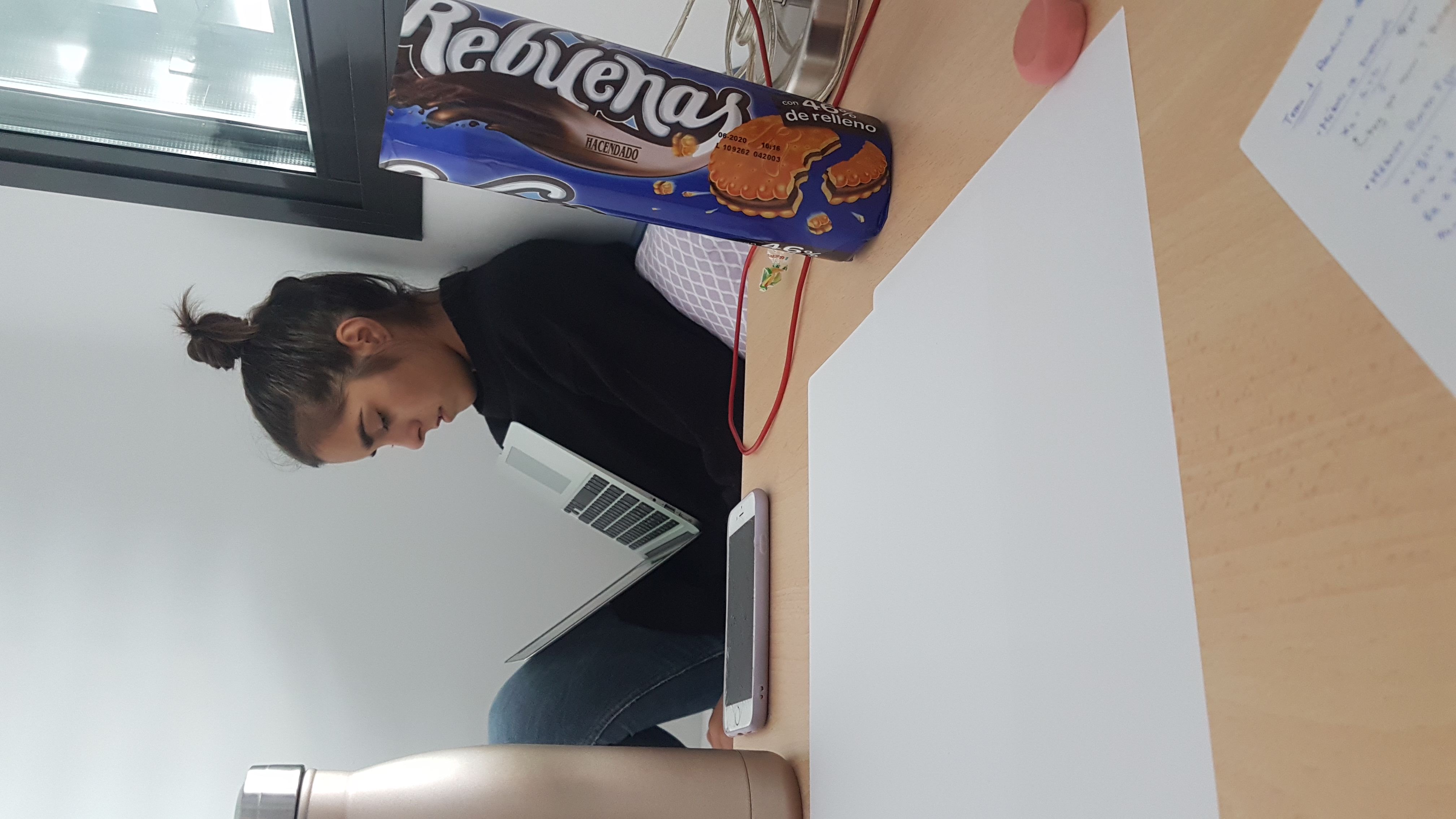 Estudiando en la habitación